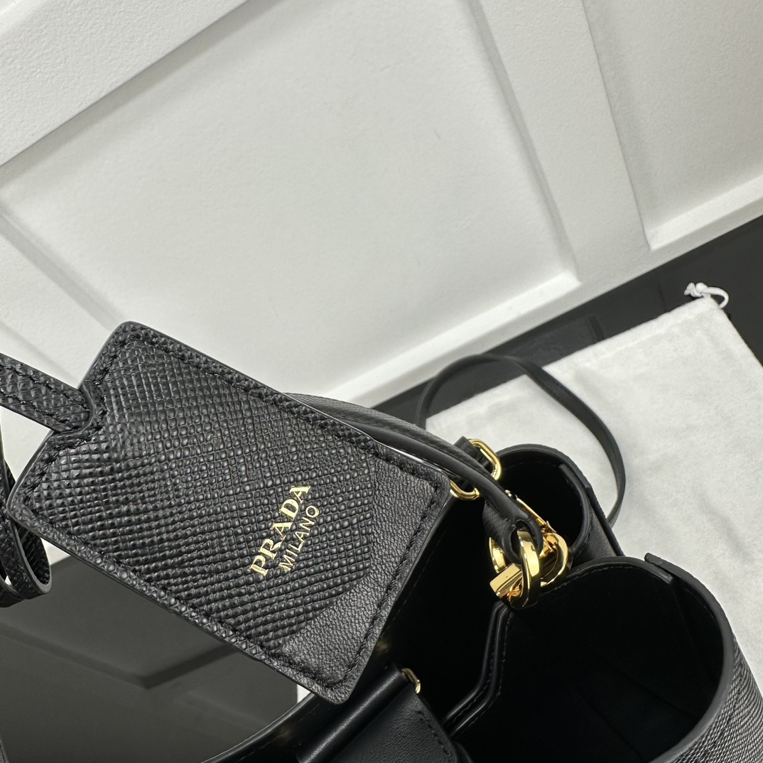 p870。[玫瑰]PRADA 新款专柜品质，顶级原单货/原厂皮，原厂五金、实物实拍，款号：1BA212克色十字纹、克色羊皮内里、（新吊牌款）/165代工码/尺寸：W22xH23xD13cm，[胜利][胜利][胜利]🎉🎉🎉