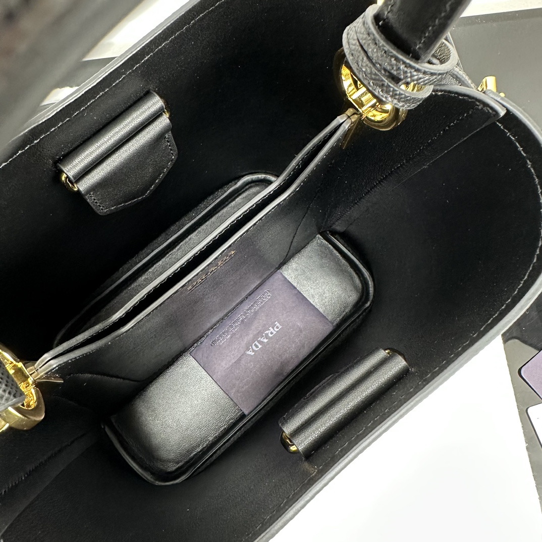 p870。[玫瑰]PRADA 新款专柜品质，顶级原单货/原厂皮，原厂五金、实物实拍，款号：1BA212克色十字纹、克色羊皮内里、（新吊牌款）/165代工码/尺寸：W22xH23xD13cm，[胜利][胜利][胜利]🎉🎉🎉