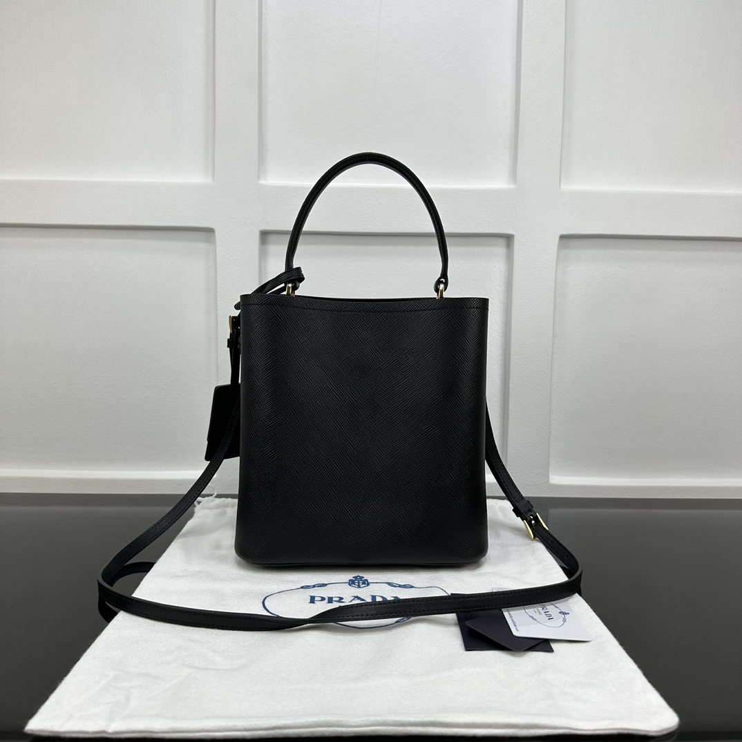 p870。[玫瑰]PRADA 新款专柜品质，顶级原单货/原厂皮，原厂五金、实物实拍，款号：1BA212克色十字纹、克色羊皮内里、（新吊牌款）/165代工码/尺寸：W22xH23xD13cm，[胜利][胜利][胜利]🎉🎉🎉