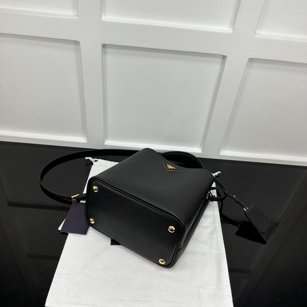 p870。[玫瑰]PRADA 新款专柜品质，顶级原单货/原厂皮，原厂五金、实物实拍，款号：1BA212克色十字纹、红色羊皮内里、/165代工码/尺寸：W22xH23xD13cm，[胜利][胜利][胜利]🎉🎉🎉