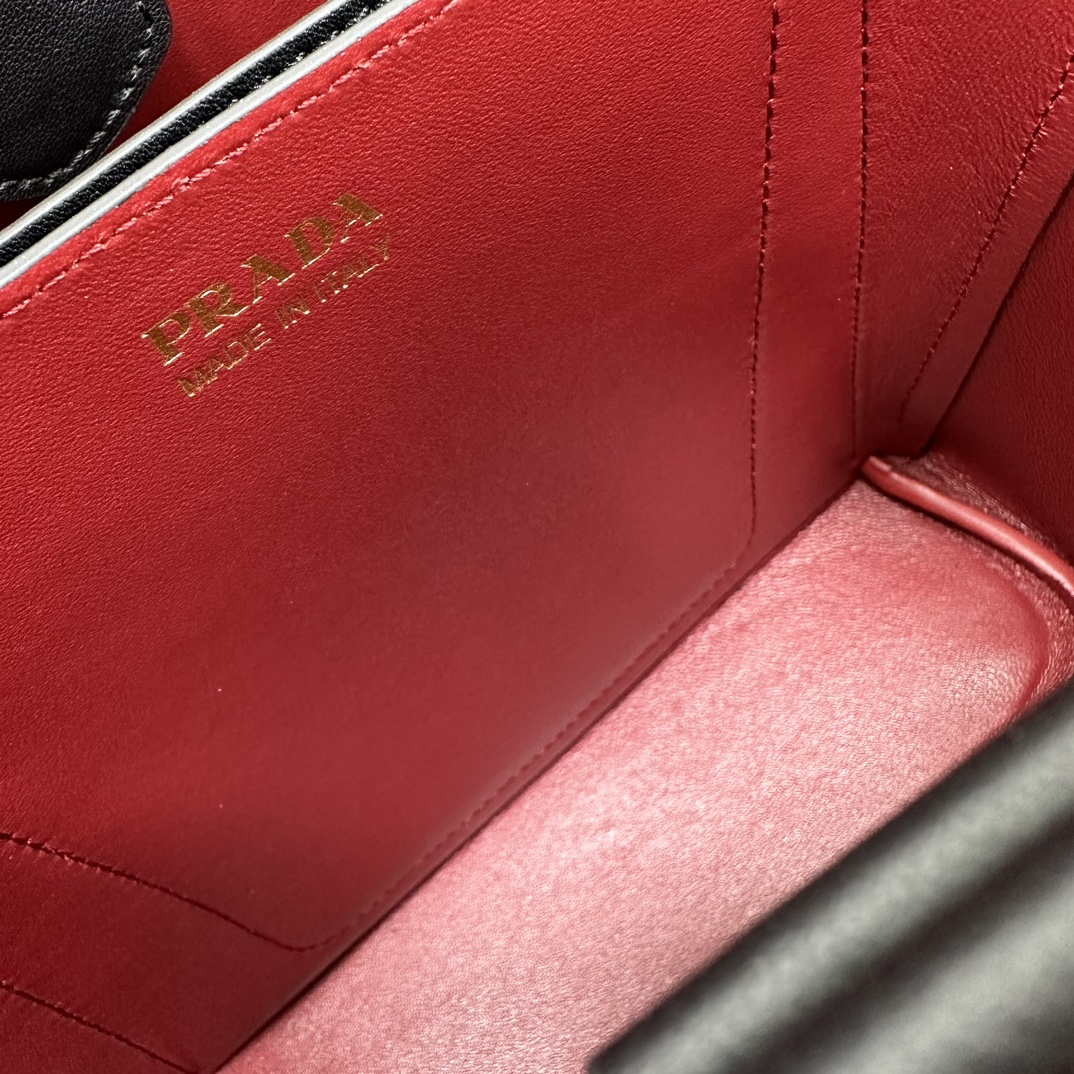 p870。[玫瑰]PRADA 新款专柜品质，顶级原单货/原厂皮，原厂五金、实物实拍，款号：1BA212克色十字纹、红色羊皮内里、/165代工码/尺寸：W22xH23xD13cm，[胜利][胜利][胜利]🎉🎉🎉