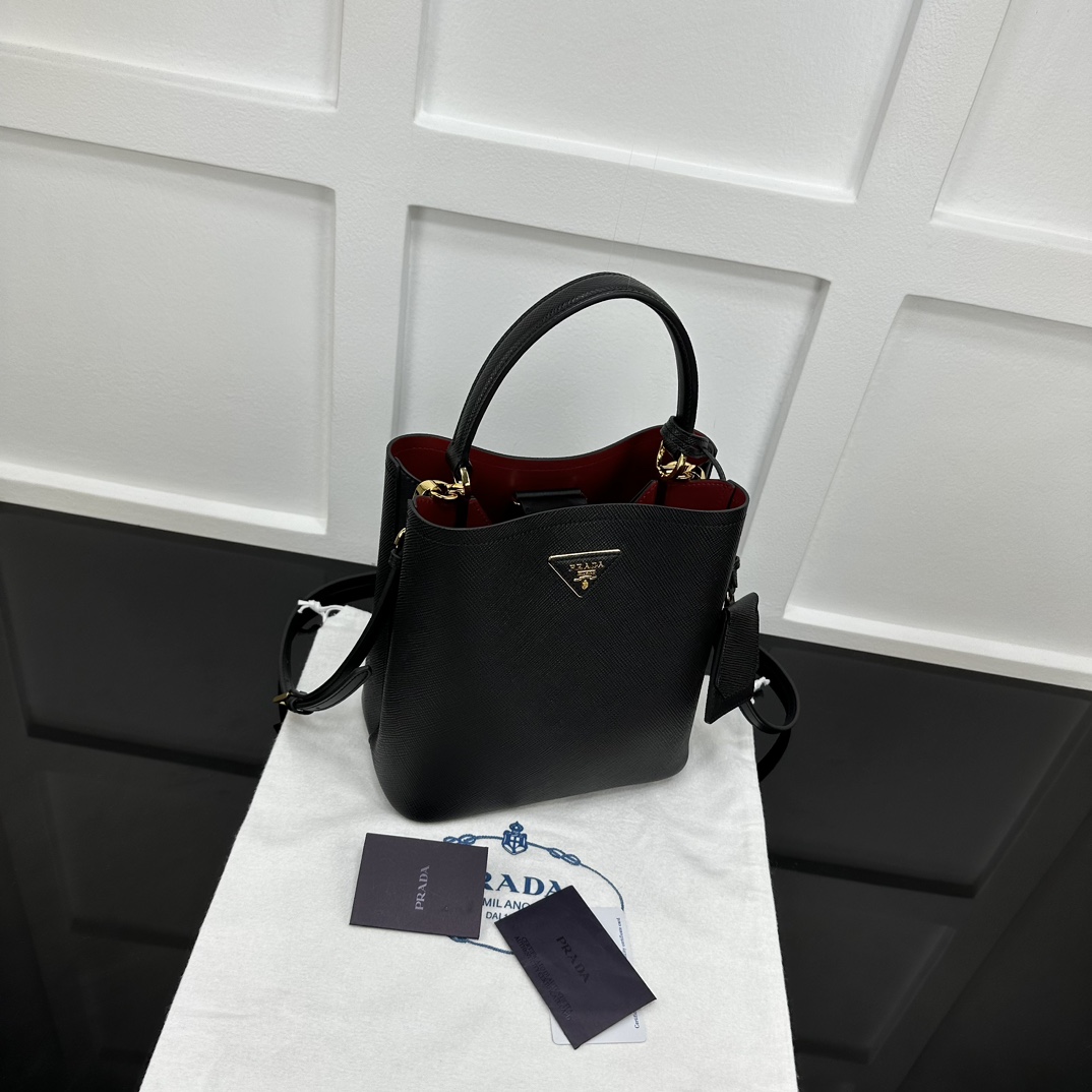 p870。[玫瑰]PRADA 新款专柜品质，顶级原单货/原厂皮，原厂五金、实物实拍，款号：1BA212克色十字纹、红色羊皮内里、/165代工码/尺寸：W22xH23xD13cm，[胜利][胜利][胜利]🎉🎉🎉