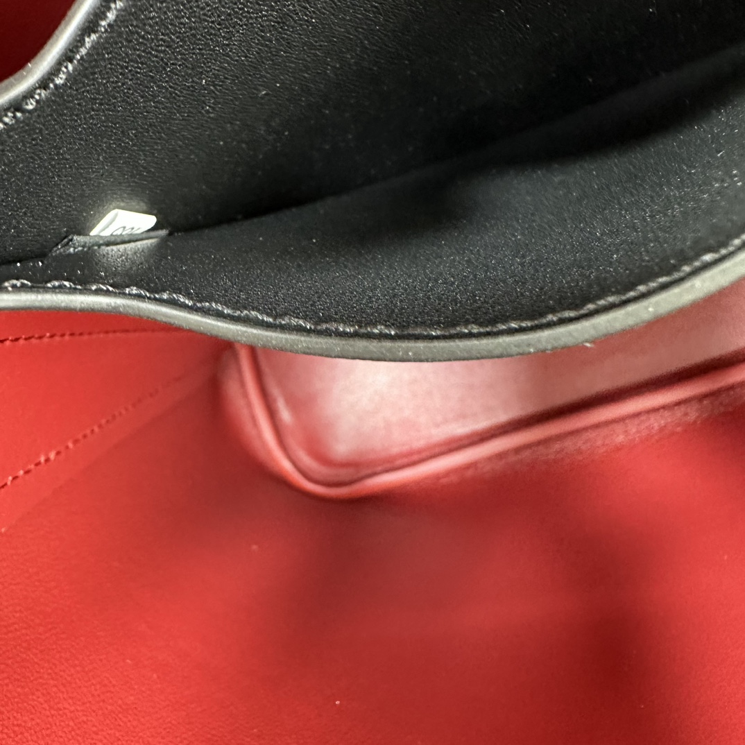 p870。[玫瑰]PRADA 新款专柜品质，顶级原单货/原厂皮，原厂五金、实物实拍，款号：1BA212克色十字纹、红色羊皮内里、/165代工码/尺寸：W22xH23xD13cm，[胜利][胜利][胜利]🎉🎉🎉