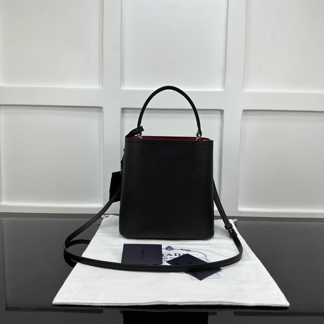 p870。[玫瑰]PRADA 新款专柜品质，顶级原单货/原厂皮，原厂五金、实物实拍，款号：1BA212克色十字纹、红色羊皮内里、/165代工码/尺寸：W22xH23xD13cm，[胜利][胜利][胜利]🎉🎉🎉