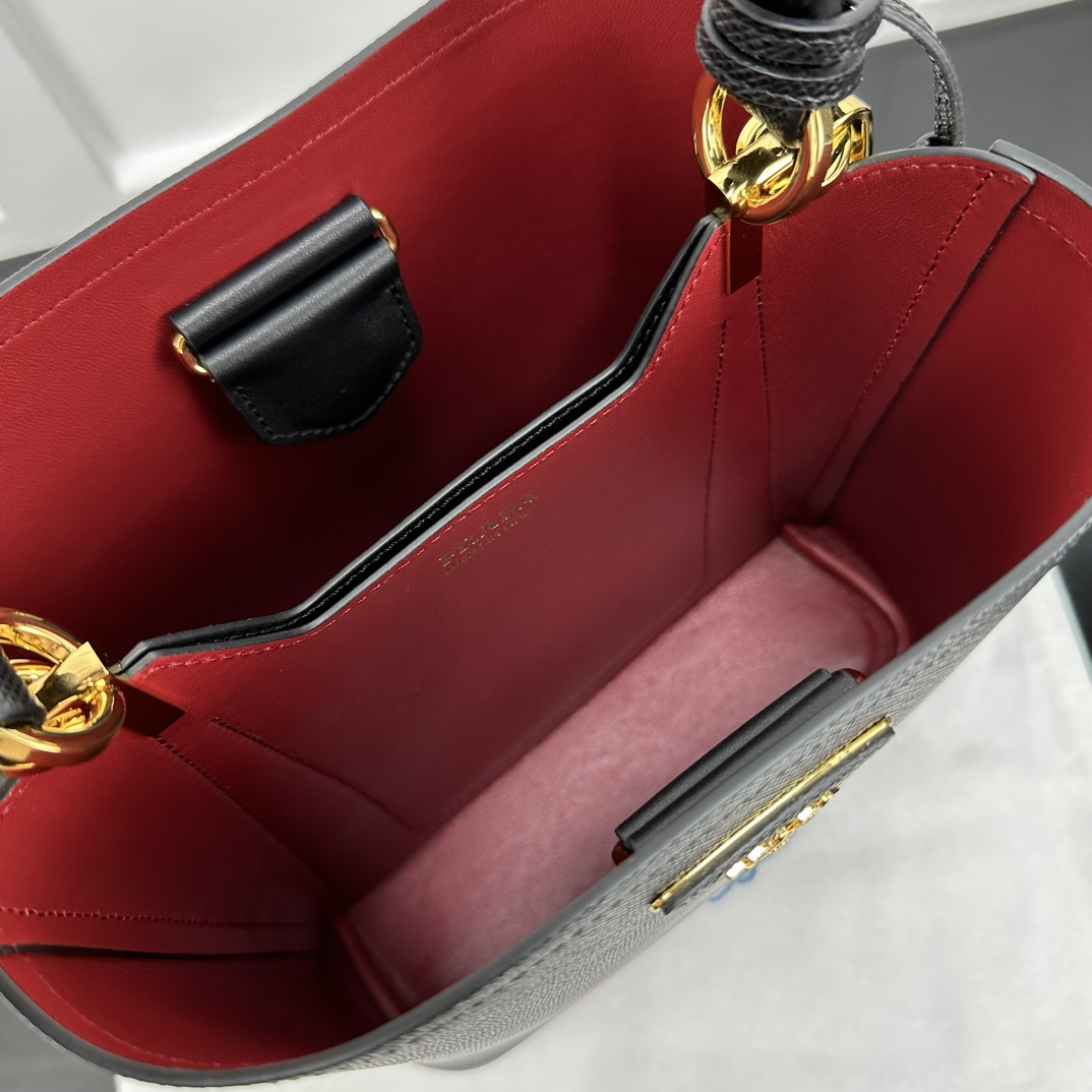 p870。[玫瑰]PRADA 新款专柜品质，顶级原单货/原厂皮，原厂五金、实物实拍，款号：1BA212克色十字纹、红色羊皮内里、/165代工码/尺寸：W22xH23xD13cm，[胜利][胜利][胜利]🎉🎉🎉
