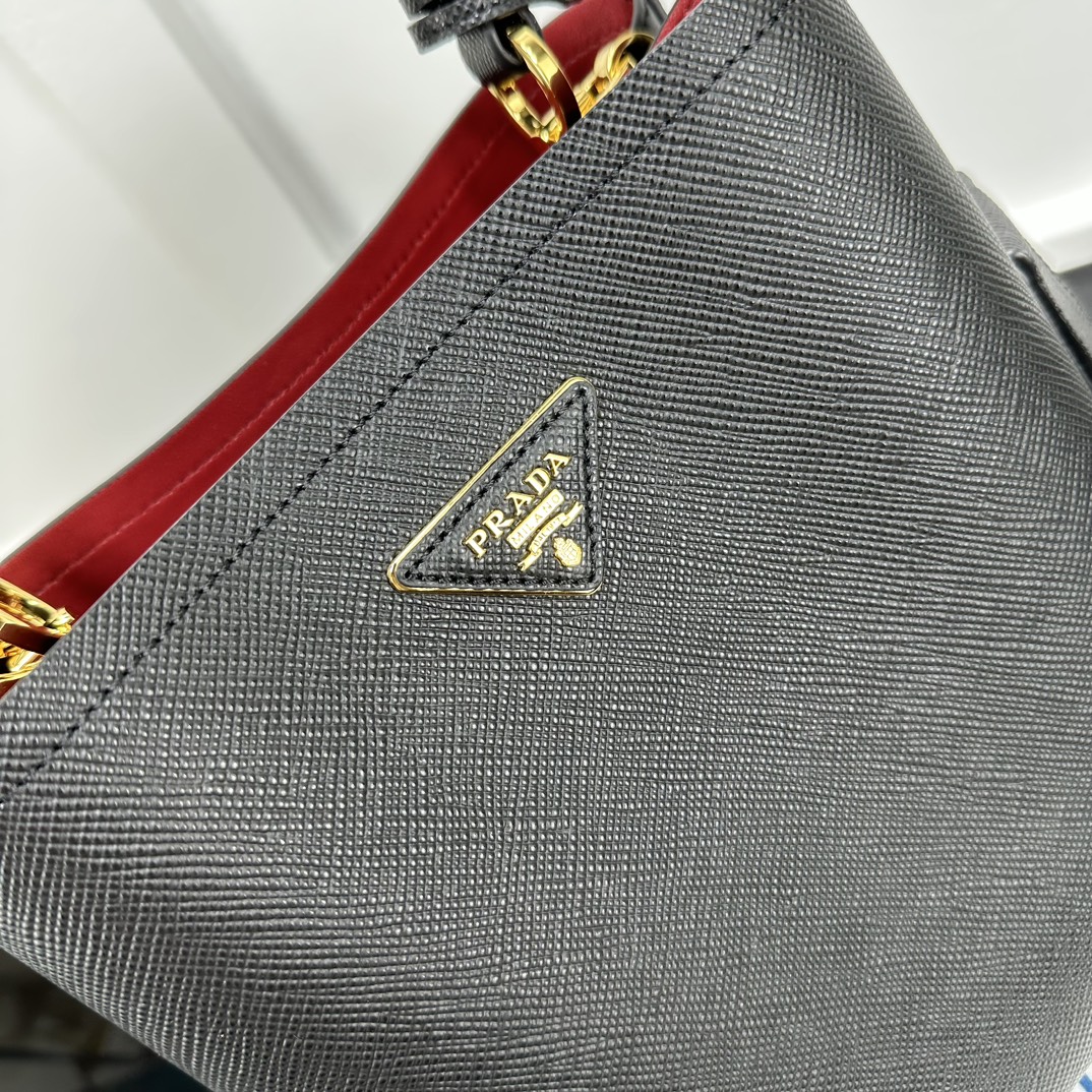 p870。[玫瑰]PRADA 新款专柜品质，顶级原单货/原厂皮，原厂五金、实物实拍，款号：1BA212克色十字纹、红色羊皮内里、/165代工码/尺寸：W22xH23xD13cm，[胜利][胜利][胜利]🎉🎉🎉