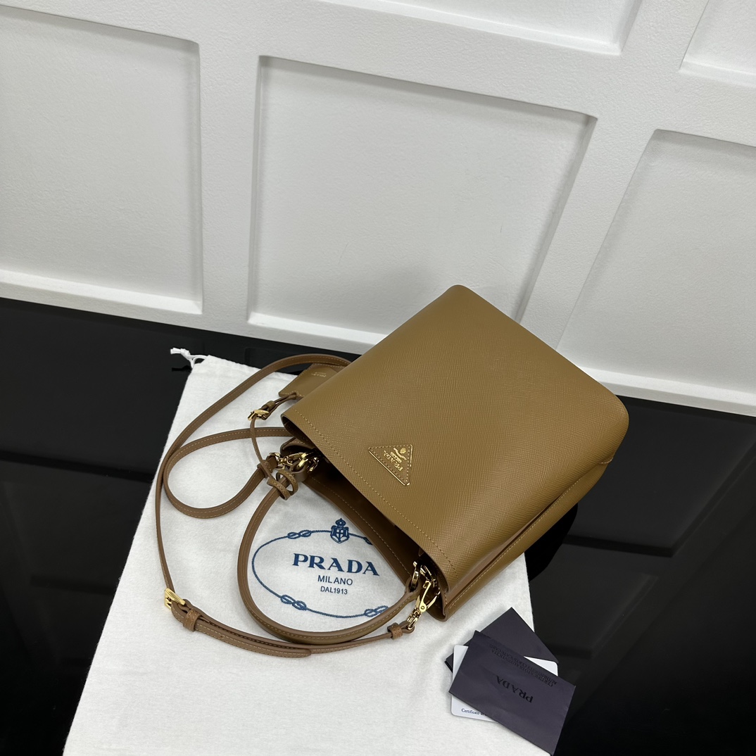p870。[玫瑰]PRADA 新款专柜品质，顶级原单货/原厂皮，原厂五金、实物实拍，款号：1BA212棕色十字纹、棕色羊皮内里、/165代工码/尺寸：W22xH23xD13cm，[胜利][胜利][胜利]🎉🎉🎉