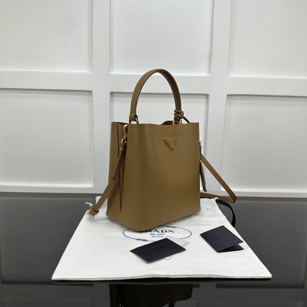 p870。[玫瑰]PRADA 新款专柜品质，顶级原单货/原厂皮，原厂五金、实物实拍，款号：1BA212棕色十字纹、棕色羊皮内里、/165代工码/尺寸：W22xH23xD13cm，[胜利][胜利][胜利]🎉🎉🎉