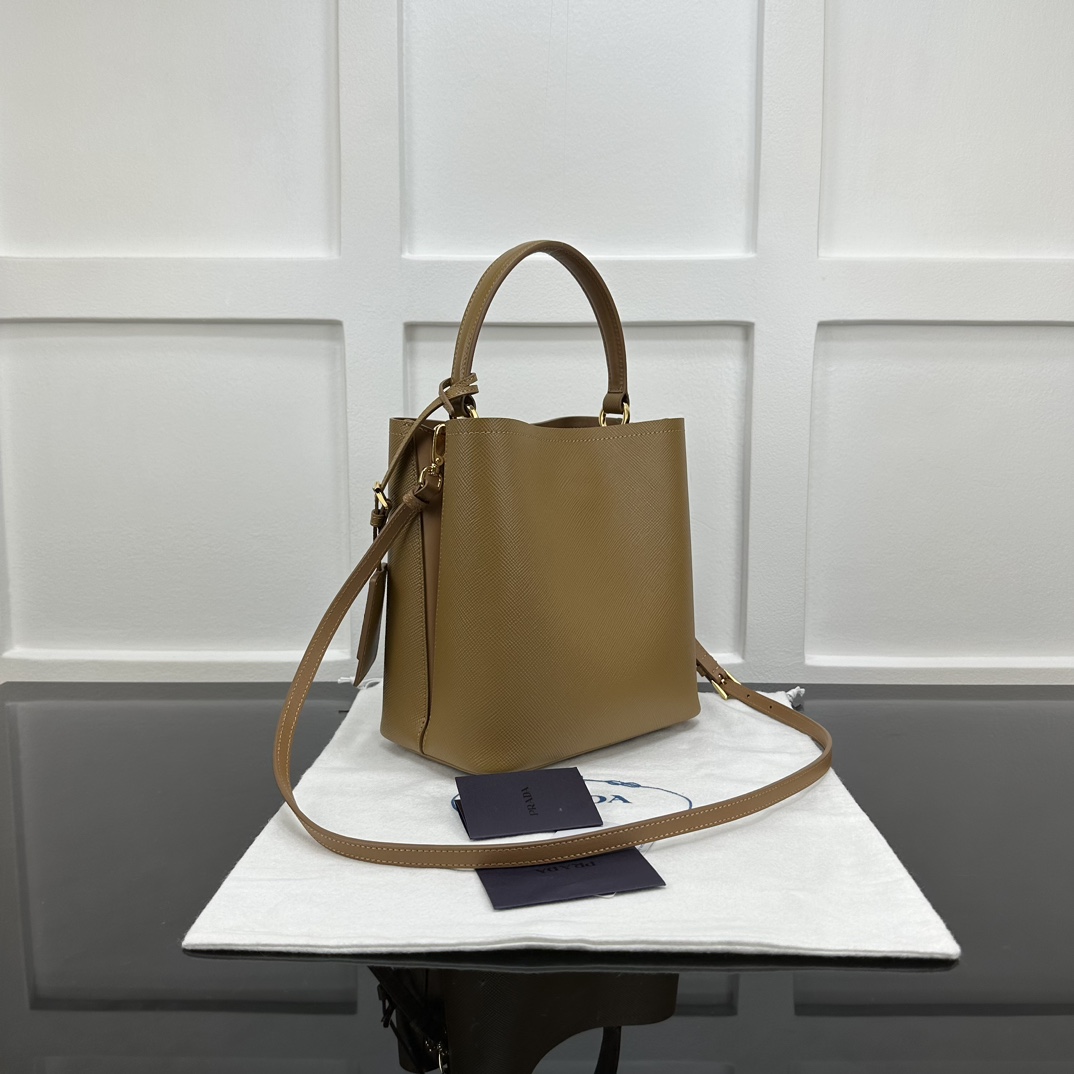 p870。[玫瑰]PRADA 新款专柜品质，顶级原单货/原厂皮，原厂五金、实物实拍，款号：1BA212棕色十字纹、棕色羊皮内里、/165代工码/尺寸：W22xH23xD13cm，[胜利][胜利][胜利]🎉🎉🎉