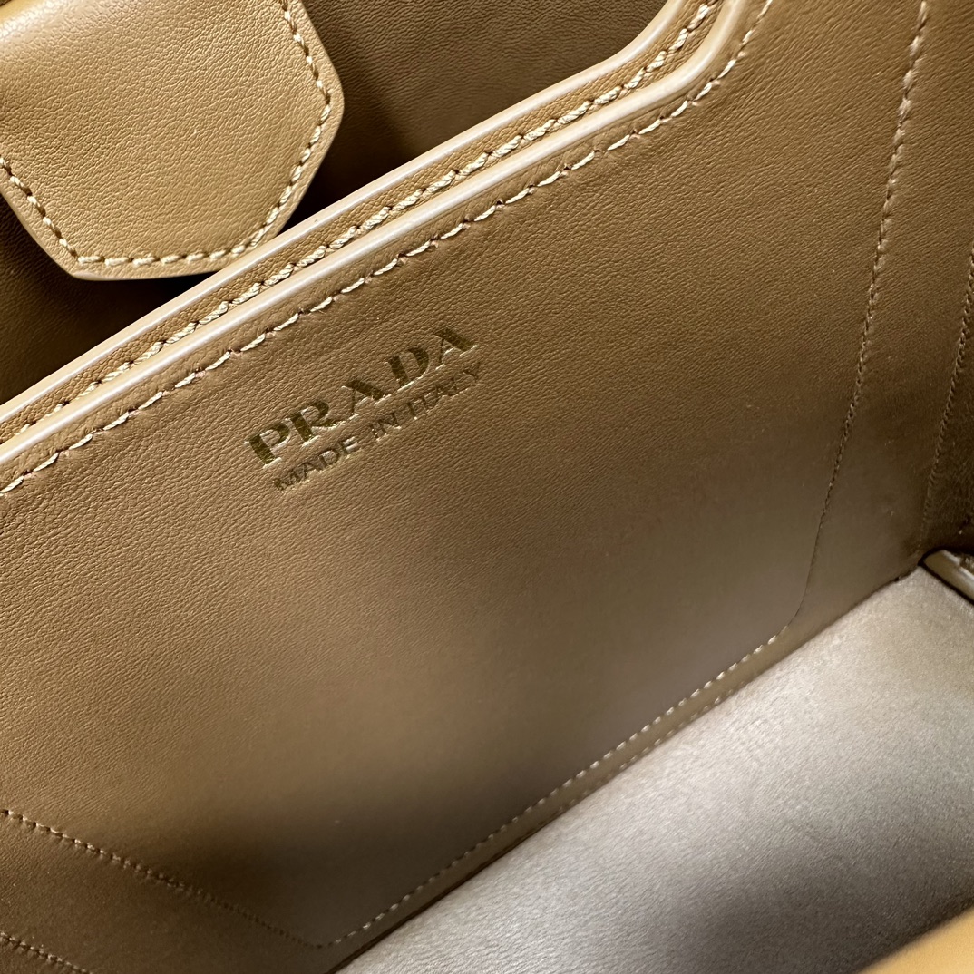 p870。[玫瑰]PRADA 新款专柜品质，顶级原单货/原厂皮，原厂五金、实物实拍，款号：1BA212棕色十字纹、棕色羊皮内里、/165代工码/尺寸：W22xH23xD13cm，[胜利][胜利][胜利]🎉🎉🎉