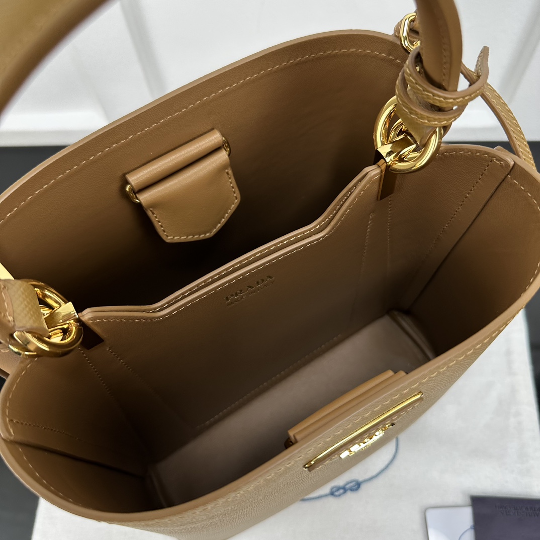 p870。[玫瑰]PRADA 新款专柜品质，顶级原单货/原厂皮，原厂五金、实物实拍，款号：1BA212棕色十字纹、棕色羊皮内里、/165代工码/尺寸：W22xH23xD13cm，[胜利][胜利][胜利]🎉🎉🎉