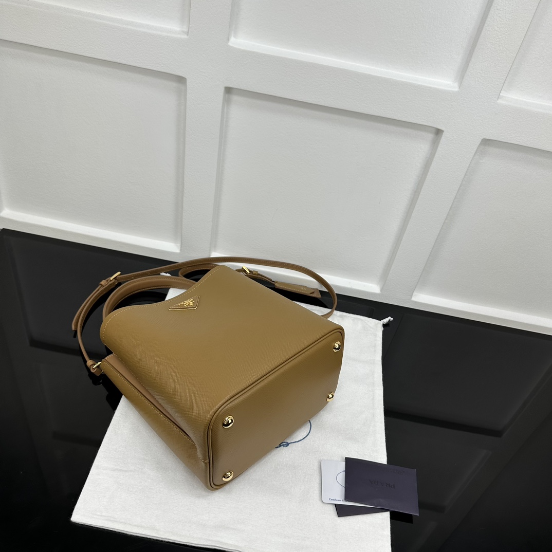 p870。[玫瑰]PRADA 新款专柜品质，顶级原单货/原厂皮，原厂五金、实物实拍，款号：1BA212棕色十字纹、棕色羊皮内里、/165代工码/尺寸：W22xH23xD13cm，[胜利][胜利][胜利]🎉🎉🎉