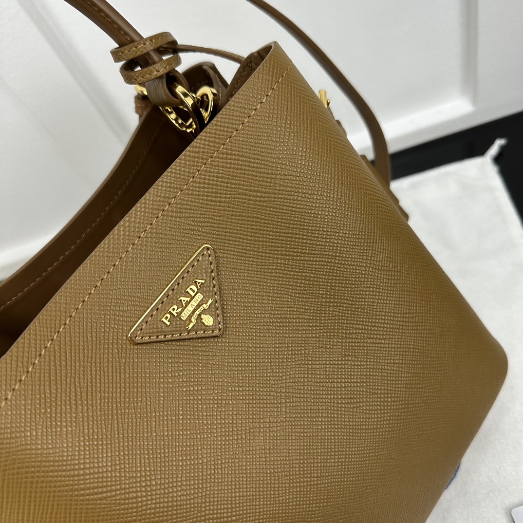 p870。[玫瑰]PRADA 新款专柜品质，顶级原单货/原厂皮，原厂五金、实物实拍，款号：1BA212棕色十字纹、棕色羊皮内里、/165代工码/尺寸：W22xH23xD13cm，[胜利][胜利][胜利]🎉🎉🎉