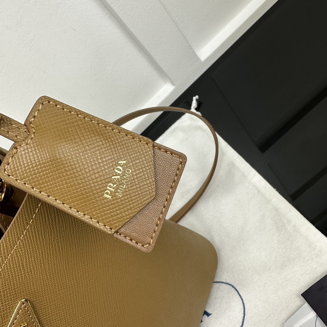 p870。[玫瑰]PRADA 新款专柜品质，顶级原单货/原厂皮，原厂五金、实物实拍，款号：1BA212棕色十字纹、棕色羊皮内里、/165代工码/尺寸：W22xH23xD13cm，[胜利][胜利][胜利]🎉🎉🎉