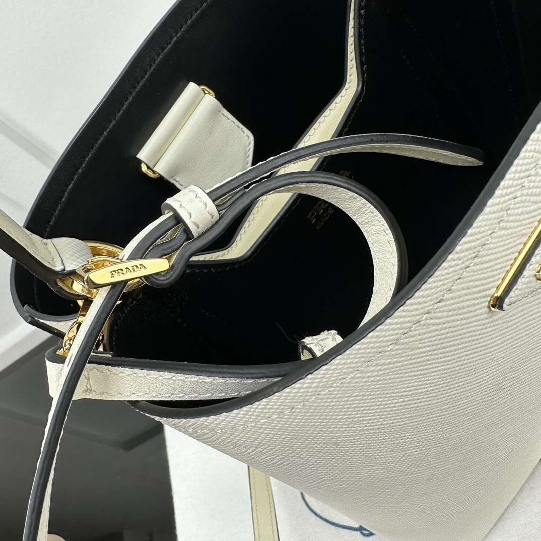 p870。[玫瑰]PRADA 新款专柜品质，顶级原单货/原厂皮，原厂五金、实物实拍，款号：1BA212白色十字纹、克色羊皮内里、/165代工码/尺寸：W22xH23xD13cm，[胜利][胜利][胜利]🎉🎉🎉