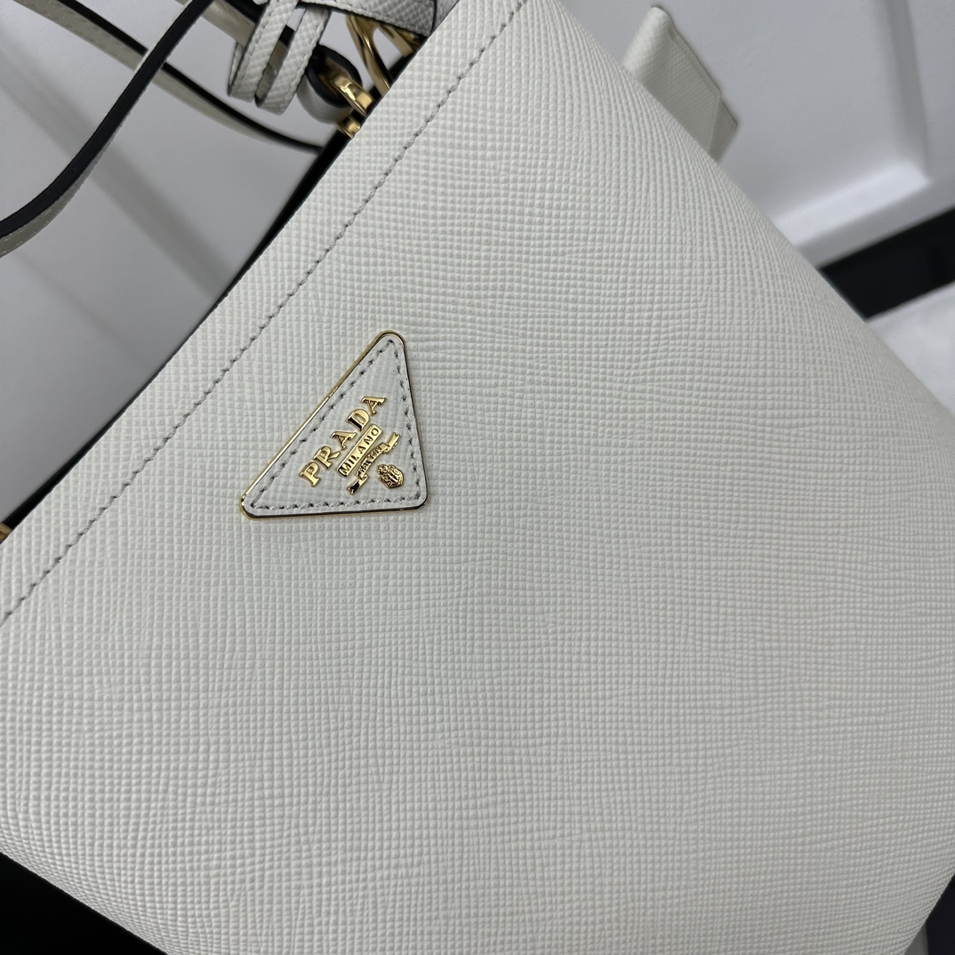 p870。[玫瑰]PRADA 新款专柜品质，顶级原单货/原厂皮，原厂五金、实物实拍，款号：1BA212白色十字纹、克色羊皮内里、/165代工码/尺寸：W22xH23xD13cm，[胜利][胜利][胜利]🎉🎉🎉
