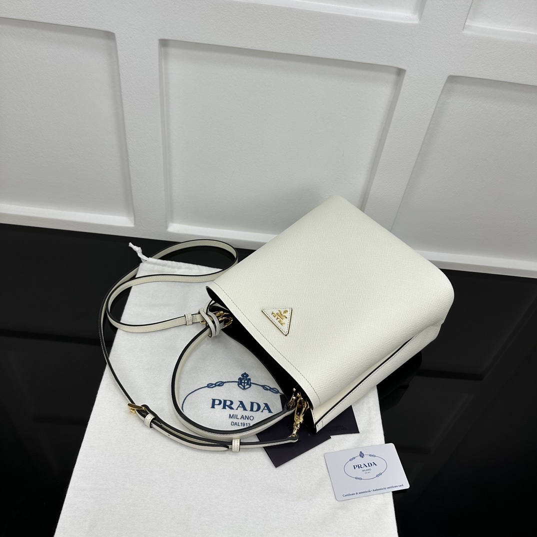 p870。[玫瑰]PRADA 新款专柜品质，顶级原单货/原厂皮，原厂五金、实物实拍，款号：1BA212白色十字纹、克色羊皮内里、/165代工码/尺寸：W22xH23xD13cm，[胜利][胜利][胜利]🎉🎉🎉