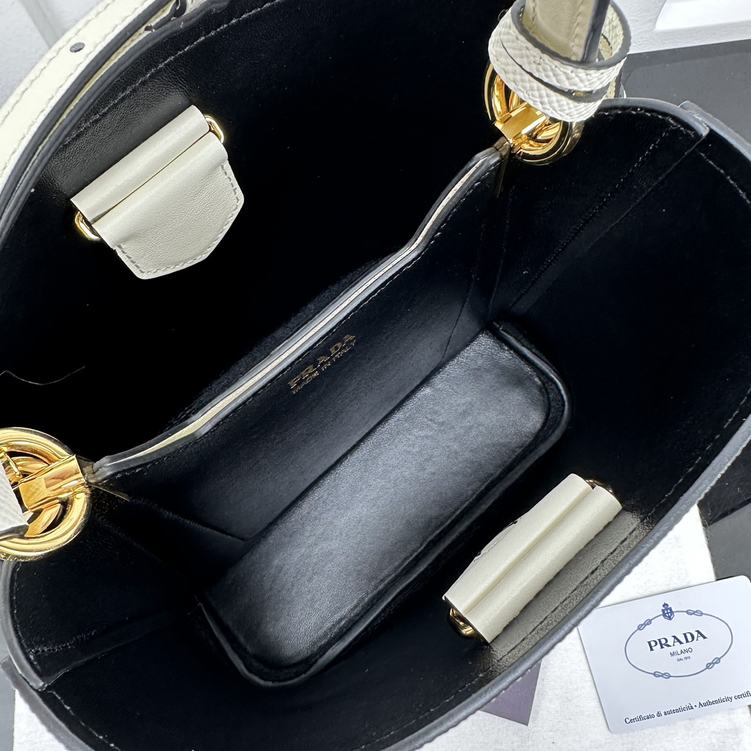 p870。[玫瑰]PRADA 新款专柜品质，顶级原单货/原厂皮，原厂五金、实物实拍，款号：1BA212白色十字纹、克色羊皮内里、/165代工码/尺寸：W22xH23xD13cm，[胜利][胜利][胜利]🎉🎉🎉