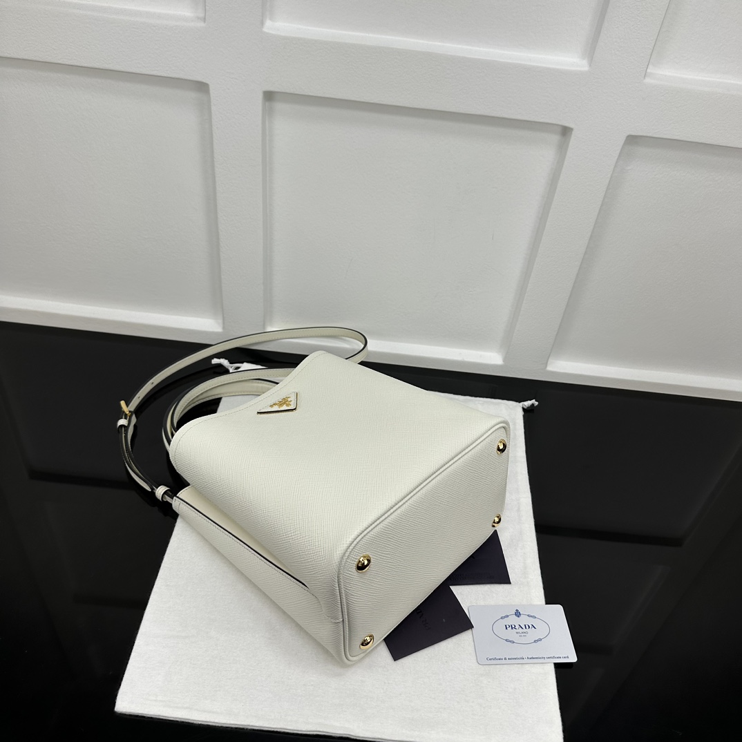 p870。[玫瑰]PRADA 新款专柜品质，顶级原单货/原厂皮，原厂五金、实物实拍，款号：1BA212白色十字纹、克色羊皮内里、/165代工码/尺寸：W22xH23xD13cm，[胜利][胜利][胜利]🎉🎉🎉