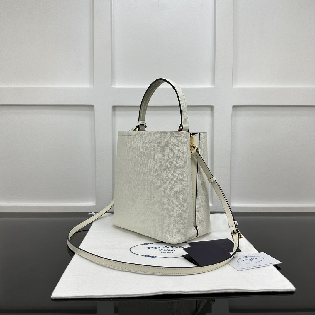 p870。[玫瑰]PRADA 新款专柜品质，顶级原单货/原厂皮，原厂五金、实物实拍，款号：1BA212白色十字纹、克色羊皮内里、/165代工码/尺寸：W22xH23xD13cm，[胜利][胜利][胜利]🎉🎉🎉