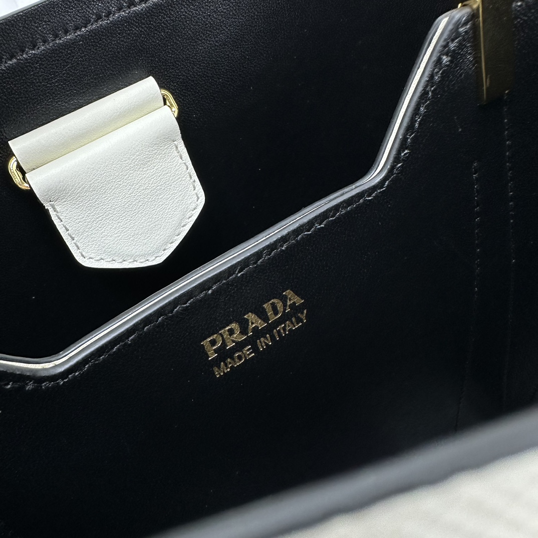 p870。[玫瑰]PRADA 新款专柜品质，顶级原单货/原厂皮，原厂五金、实物实拍，款号：1BA212白色十字纹、克色羊皮内里、/165代工码/尺寸：W22xH23xD13cm，[胜利][胜利][胜利]🎉🎉🎉
