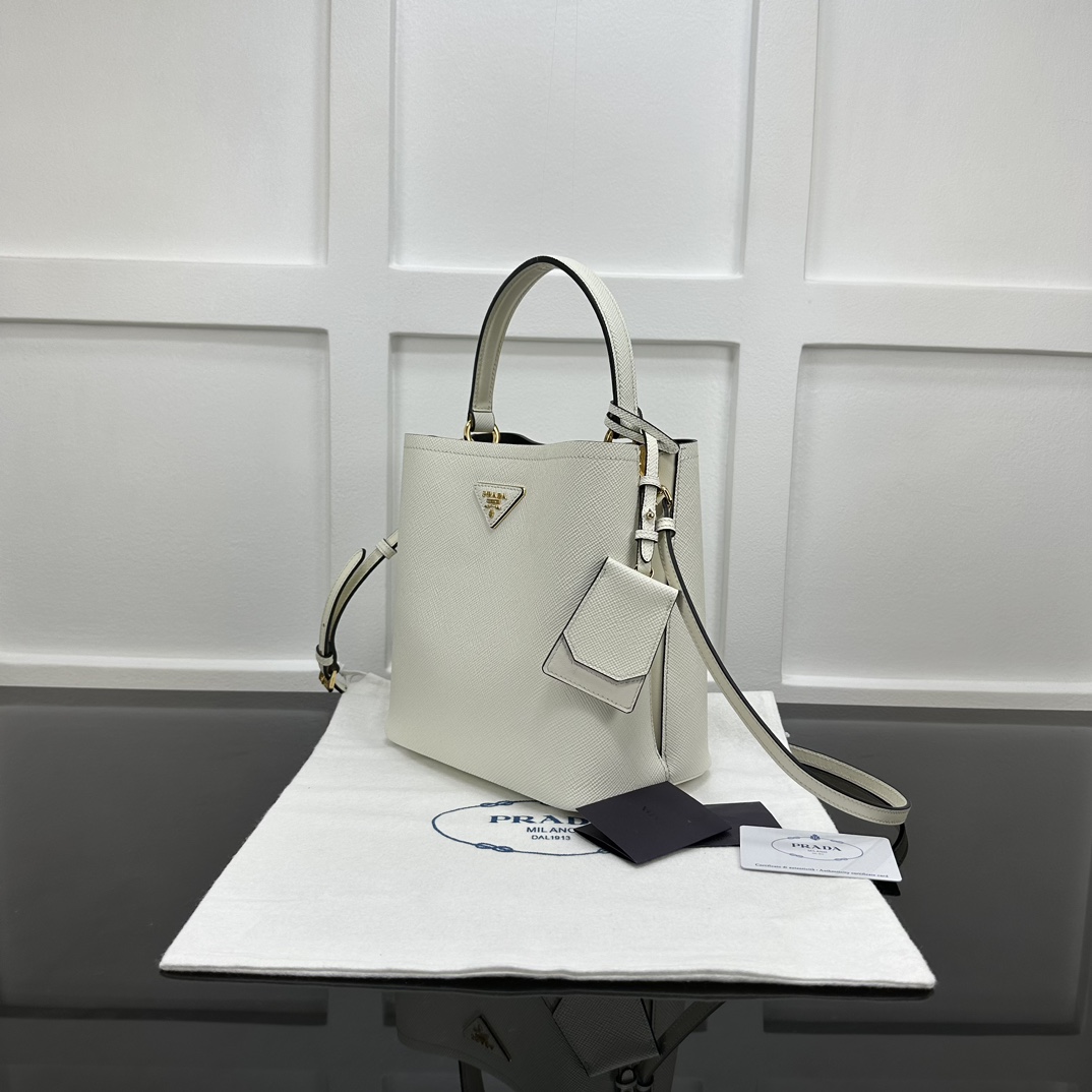 p870。[玫瑰]PRADA 新款专柜品质，顶级原单货/原厂皮，原厂五金、实物实拍，款号：1BA212白色十字纹、克色羊皮内里、/165代工码/尺寸：W22xH23xD13cm，[胜利][胜利][胜利]🎉🎉🎉