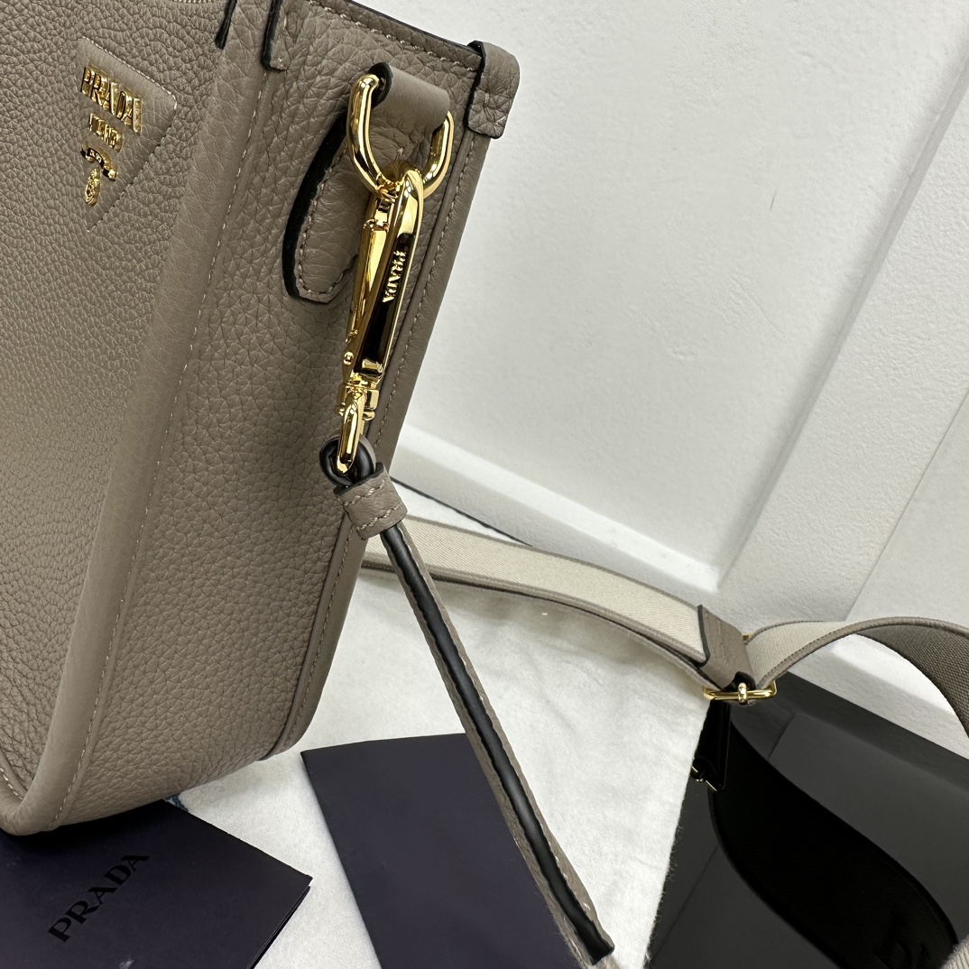 p760。[玫瑰]PRADA 新款专柜品质，顶级原单货/原厂皮，原厂五金、，实物实拍，款号：1BH191石板灰（双肩带）/尺寸：W20xH19xD6cm，[胜利][胜利][胜利]🎉🎉🎉