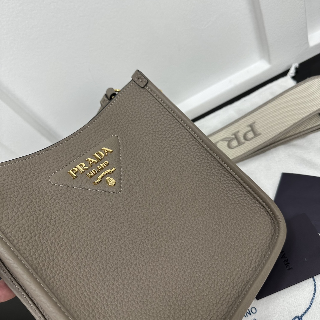 p760。[玫瑰]PRADA 新款专柜品质，顶级原单货/原厂皮，原厂五金、，实物实拍，款号：1BH191石板灰（双肩带）/尺寸：W20xH19xD6cm，[胜利][胜利][胜利]🎉🎉🎉