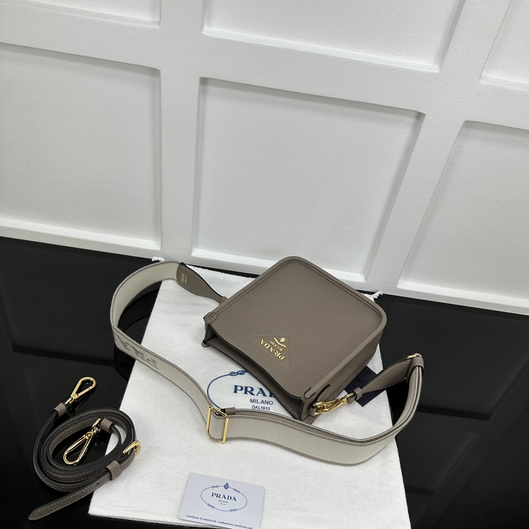 p760。[玫瑰]PRADA 新款专柜品质，顶级原单货/原厂皮，原厂五金、，实物实拍，款号：1BH191石板灰（双肩带）/尺寸：W20xH19xD6cm，[胜利][胜利][胜利]🎉🎉🎉