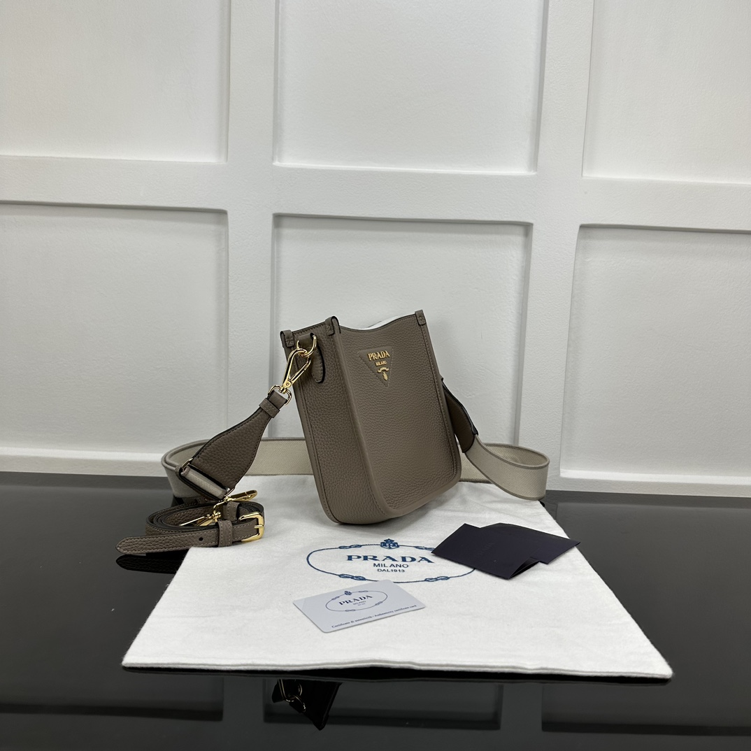 p760。[玫瑰]PRADA 新款专柜品质，顶级原单货/原厂皮，原厂五金、，实物实拍，款号：1BH191石板灰（双肩带）/尺寸：W20xH19xD6cm，[胜利][胜利][胜利]🎉🎉🎉