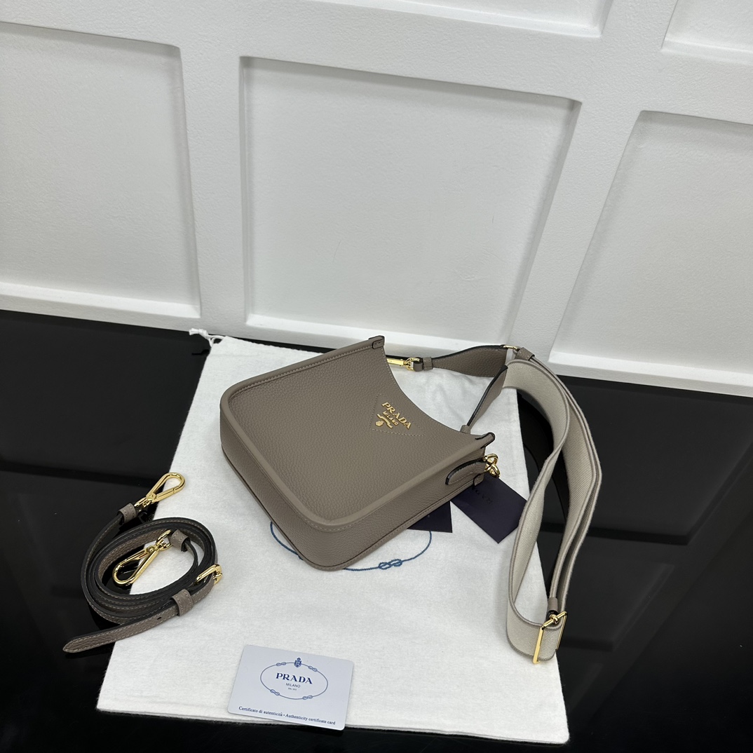 p760。[玫瑰]PRADA 新款专柜品质，顶级原单货/原厂皮，原厂五金、，实物实拍，款号：1BH191石板灰（双肩带）/尺寸：W20xH19xD6cm，[胜利][胜利][胜利]🎉🎉🎉