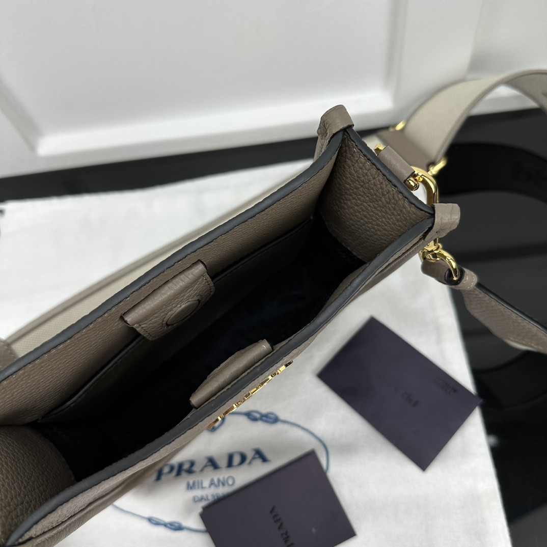 p760。[玫瑰]PRADA 新款专柜品质，顶级原单货/原厂皮，原厂五金、，实物实拍，款号：1BH191石板灰（双肩带）/尺寸：W20xH19xD6cm，[胜利][胜利][胜利]🎉🎉🎉
