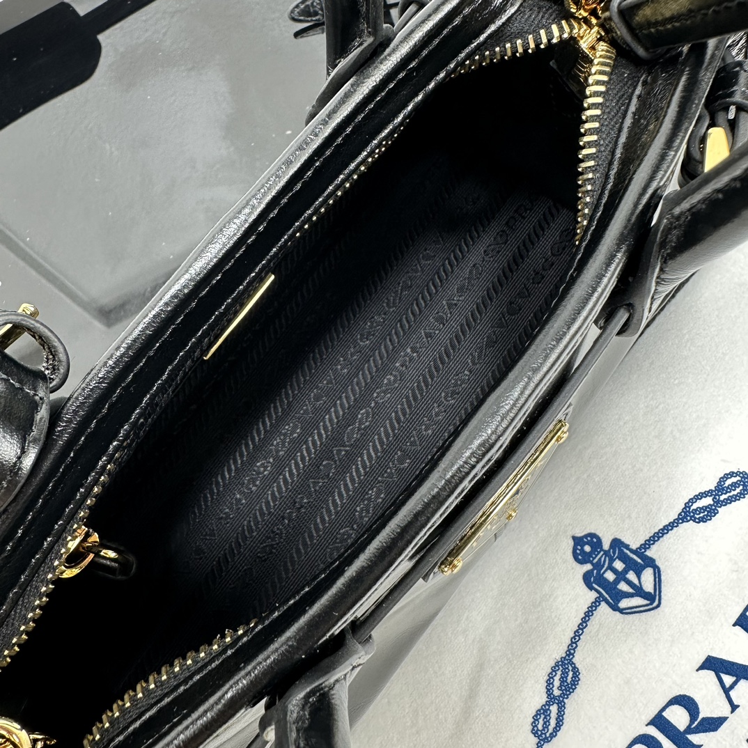 p710。[玫瑰]PRADA 新款专柜品质，顶级原单货/原厂皮，原厂五金、实物实拍，款号：1BA486迷你克色、进口油腊皮/尺寸：W23.5xH12xD9cm，[胜利][胜利][胜利]🎉🎉🎉