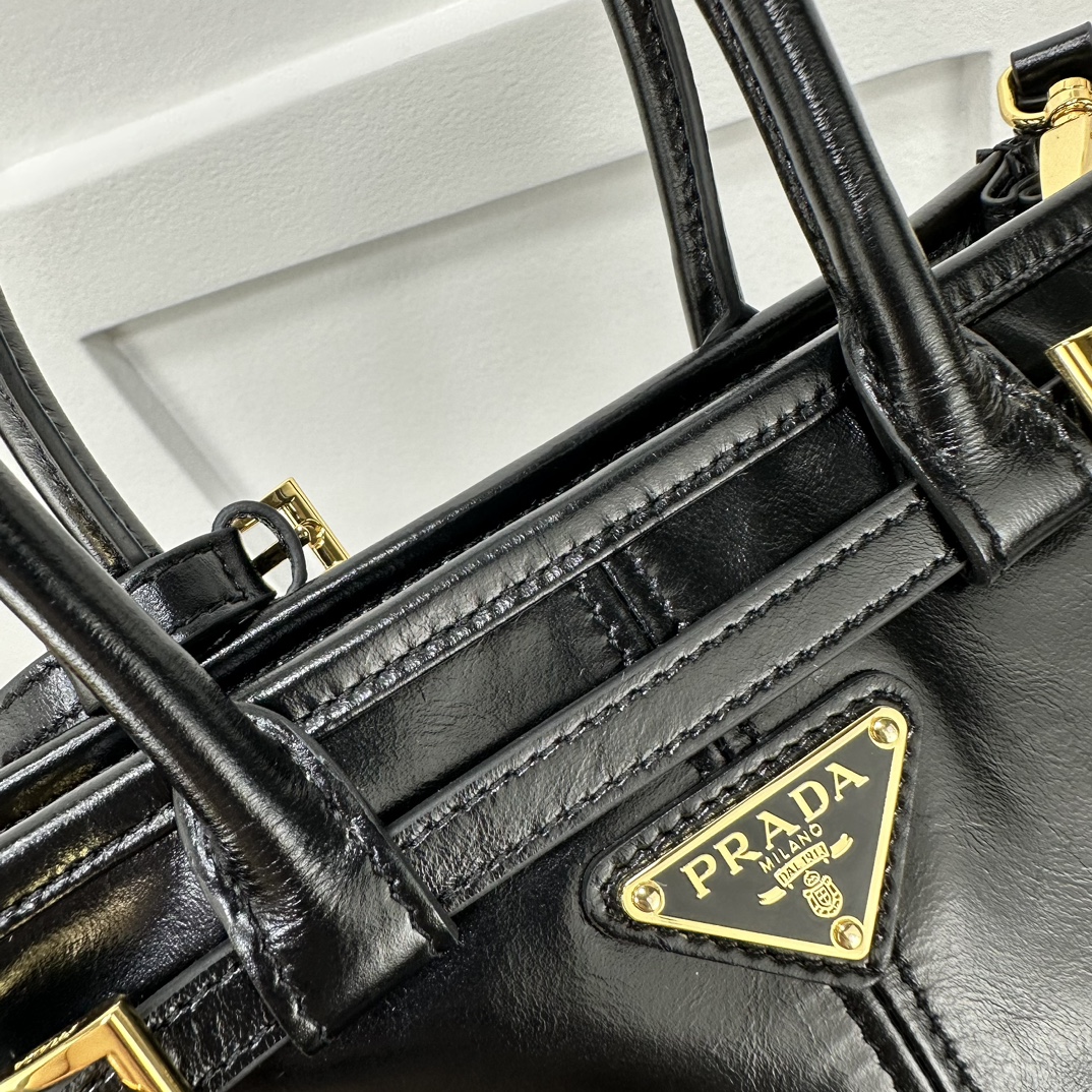 p710。[玫瑰]PRADA 新款专柜品质，顶级原单货/原厂皮，原厂五金、实物实拍，款号：1BA486迷你克色、进口油腊皮/尺寸：W23.5xH12xD9cm，[胜利][胜利][胜利]🎉🎉🎉
