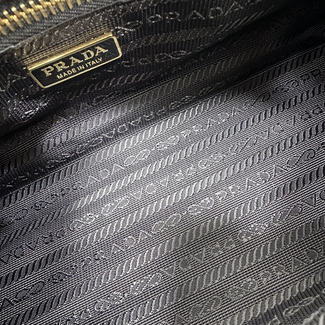 p710。[玫瑰]PRADA 新款专柜品质，顶级原单货/原厂皮，原厂五金、实物实拍，款号：1BA486迷你克色、进口油腊皮/尺寸：W23.5xH12xD9cm，[胜利][胜利][胜利]🎉🎉🎉