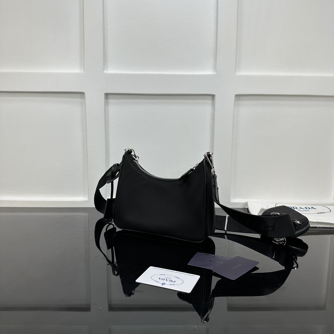 p410。[玫瑰]PRADA nylon Hobo手拎/腋下包/新款专柜品质，顶级原单货/原厂布配皮，原厂五金、实物实拍，款号：1BH204克色布银扣/尺寸：W22xH12xD6cm，[胜利][胜利][胜利]🎉🎉🎉