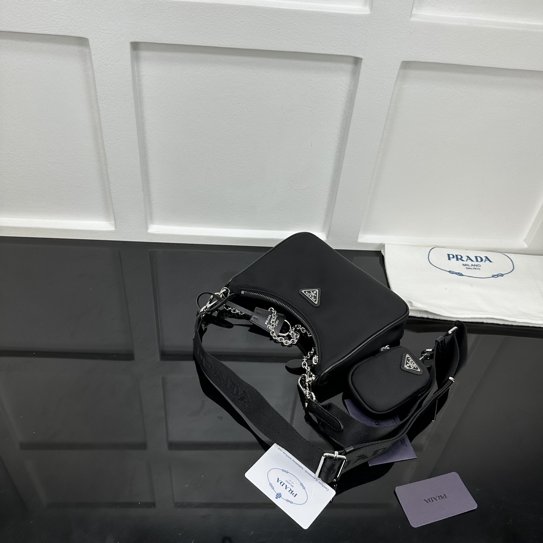 p410。[玫瑰]PRADA nylon Hobo手拎/腋下包/新款专柜品质，顶级原单货/原厂布配皮，原厂五金、实物实拍，款号：1BH204克色布银扣/尺寸：W22xH12xD6cm，[胜利][胜利][胜利]🎉🎉🎉
