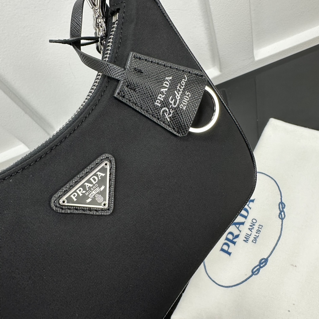 p410。[玫瑰]PRADA nylon Hobo手拎/腋下包/新款专柜品质，顶级原单货/原厂布配皮，原厂五金、实物实拍，款号：1BH204克色布银扣/尺寸：W22xH12xD6cm，[胜利][胜利][胜利]🎉🎉🎉