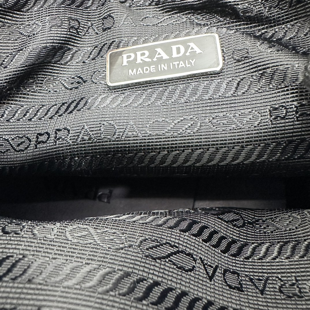 p410。[玫瑰]PRADA nylon Hobo手拎/腋下包/新款专柜品质，顶级原单货/原厂布配皮，原厂五金、实物实拍，款号：1BH204克色布银扣/尺寸：W22xH12xD6cm，[胜利][胜利][胜利]🎉🎉🎉