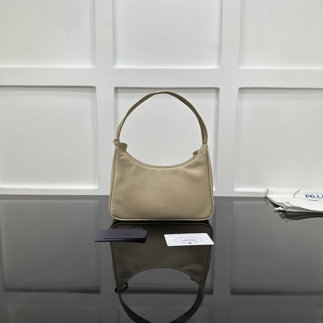 p310。[玫瑰]PRADA Hobo手拎/腋下包/新款专柜品质，顶级原单货/原厂布配皮，原厂五金、实物实拍，款号：1NE515杏色布金扣/尺寸：W23xH13xD5cm，[胜利][胜利][胜利]🎉🎉🎉