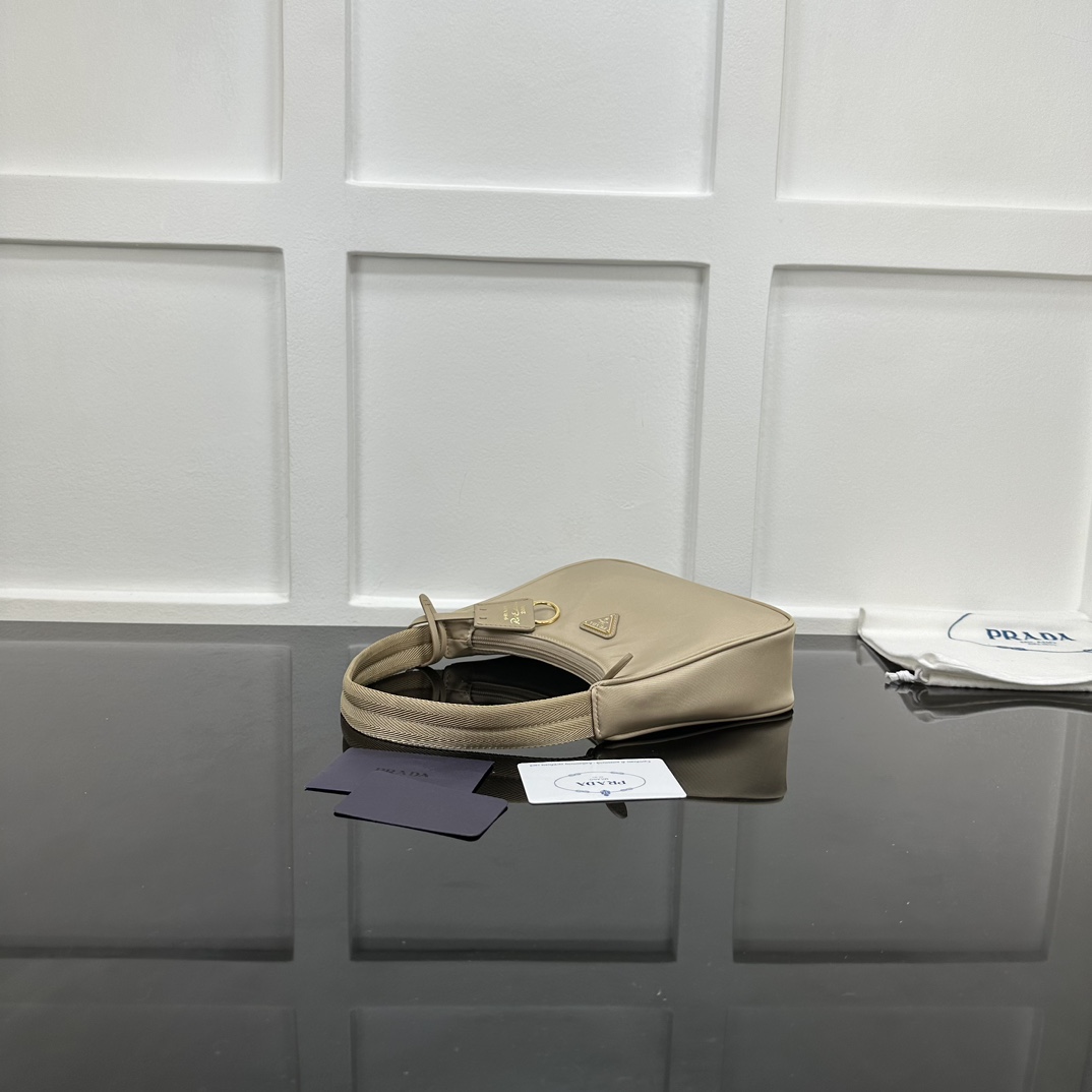 p310。[玫瑰]PRADA Hobo手拎/腋下包/新款专柜品质，顶级原单货/原厂布配皮，原厂五金、实物实拍，款号：1NE515杏色布金扣/尺寸：W23xH13xD5cm，[胜利][胜利][胜利]🎉🎉🎉