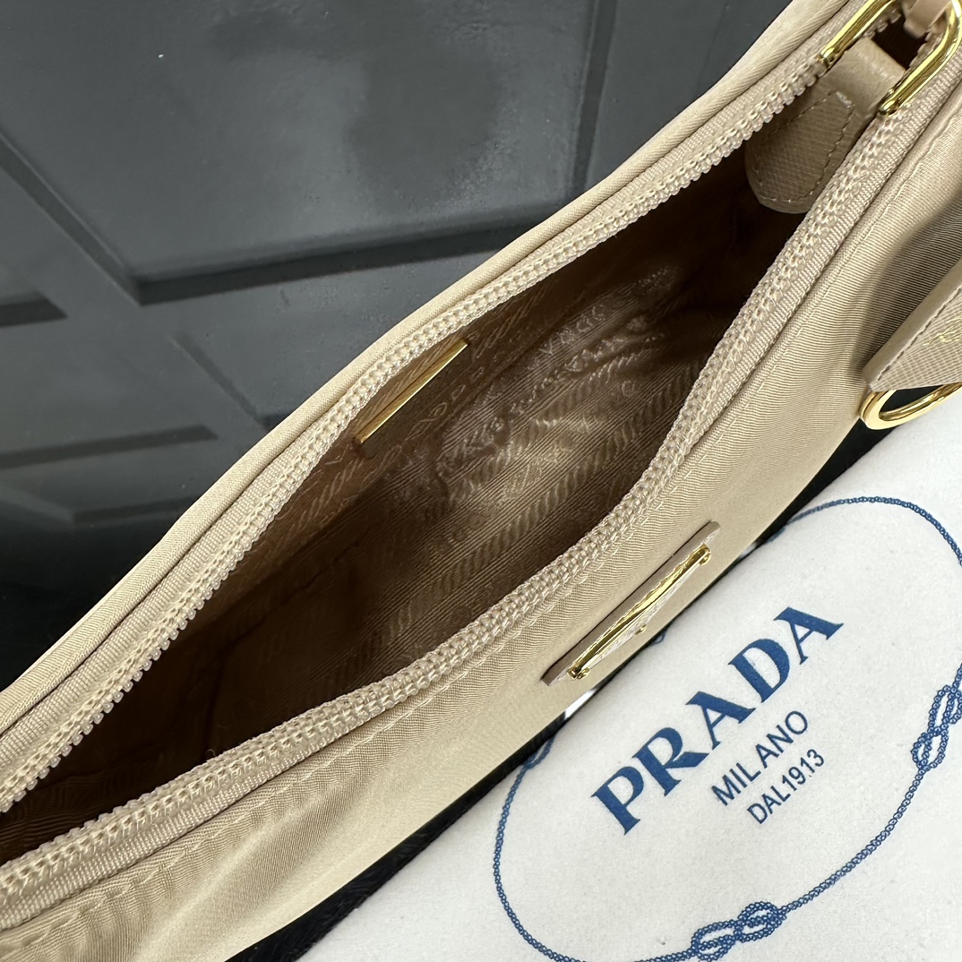 p310。[玫瑰]PRADA Hobo手拎/腋下包/新款专柜品质，顶级原单货/原厂布配皮，原厂五金、实物实拍，款号：1NE515杏色布金扣/尺寸：W23xH13xD5cm，[胜利][胜利][胜利]🎉🎉🎉