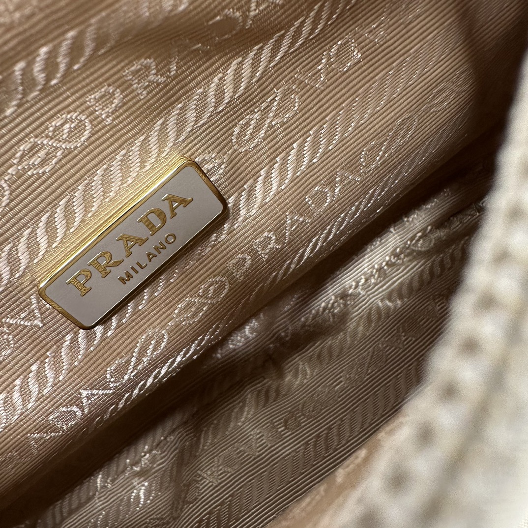 p310。[玫瑰]PRADA Hobo手拎/腋下包/新款专柜品质，顶级原单货/原厂布配皮，原厂五金、实物实拍，款号：1NE515杏色布金扣/尺寸：W23xH13xD5cm，[胜利][胜利][胜利]🎉🎉🎉