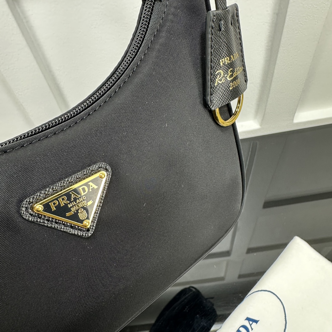 p310。[玫瑰]PRADA Hobo手拎/腋下包/新款专柜品质，顶级原单货/原厂布配皮，原厂五金、实物实拍，款号：1NE515克色布金扣/尺寸：W23xH13xD5cm，[胜利][胜利][胜利]🎉🎉🎉
