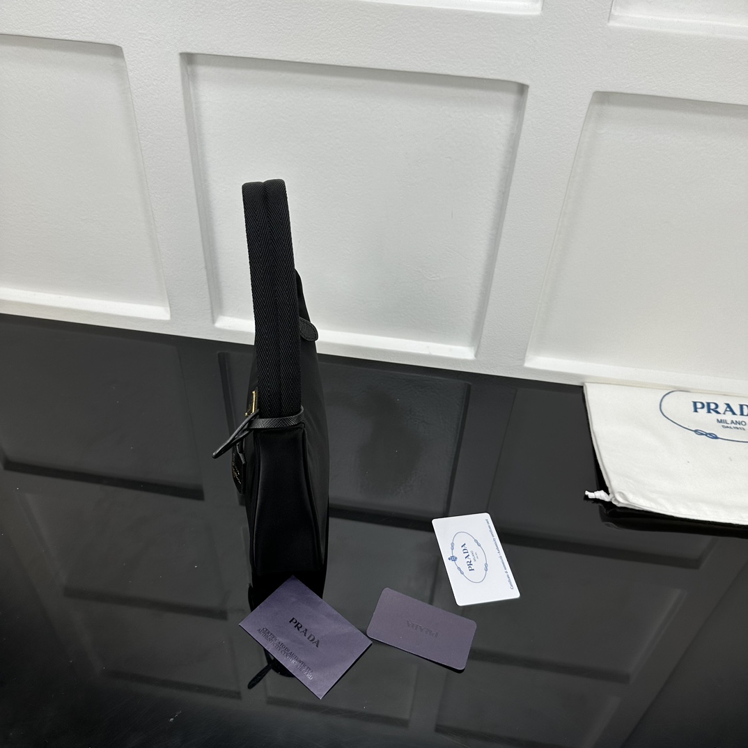 p310。[玫瑰]PRADA Hobo手拎/腋下包/新款专柜品质，顶级原单货/原厂布配皮，原厂五金、实物实拍，款号：1NE515克色布金扣/尺寸：W23xH13xD5cm，[胜利][胜利][胜利]🎉🎉🎉