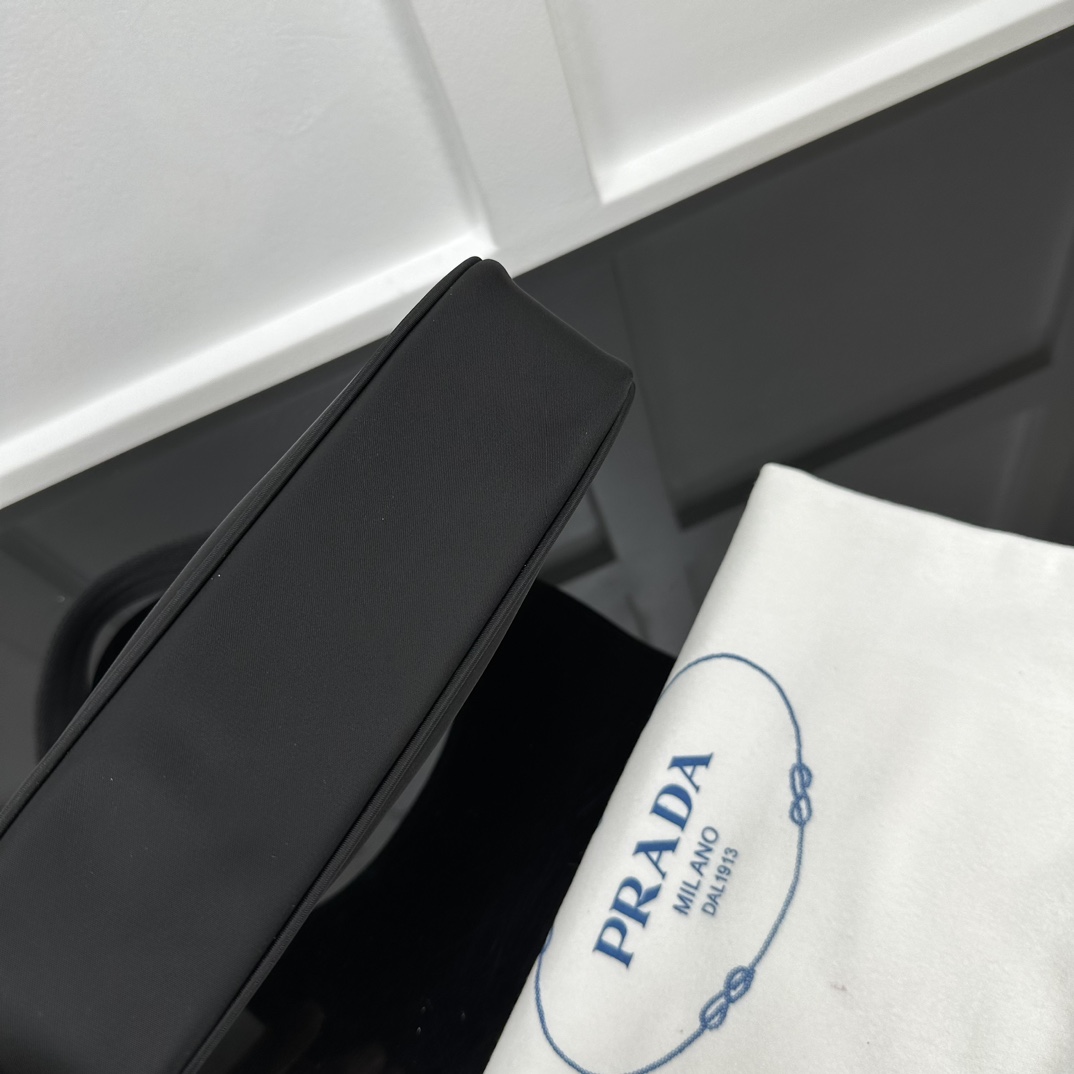 p310。[玫瑰]PRADA Hobo手拎/腋下包/新款专柜品质，顶级原单货/原厂布配皮，原厂五金、实物实拍，款号：1NE515克色布金扣/尺寸：W23xH13xD5cm，[胜利][胜利][胜利]🎉🎉🎉