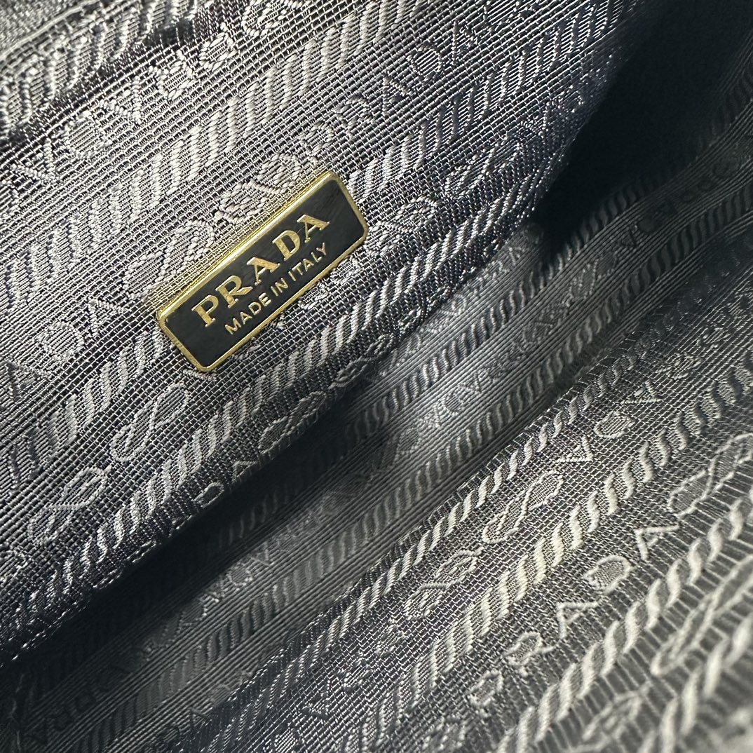 p310。[玫瑰]PRADA Hobo手拎/腋下包/新款专柜品质，顶级原单货/原厂布配皮，原厂五金、实物实拍，款号：1NE515克色布金扣/尺寸：W23xH13xD5cm，[胜利][胜利][胜利]🎉🎉🎉
