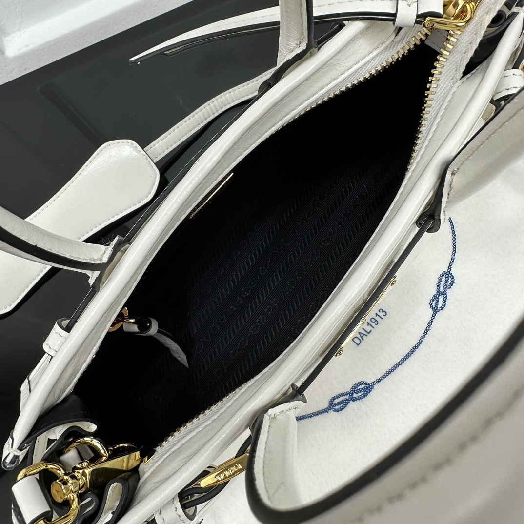 p710。[玫瑰]PRADA 新款专柜品质，顶级原单货/原厂皮，原厂五金、实物实拍，款号：1BA486迷你白色、进口油腊皮/尺寸：W23.5xH12xD9cm，[胜利][胜利][胜利]🎉🎉🎉