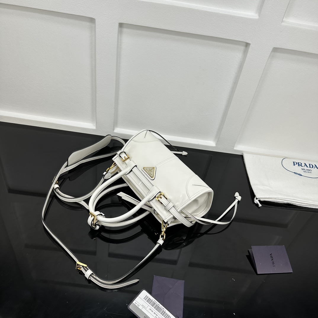 p710。[玫瑰]PRADA 新款专柜品质，顶级原单货/原厂皮，原厂五金、实物实拍，款号：1BA486迷你白色、进口油腊皮/尺寸：W23.5xH12xD9cm，[胜利][胜利][胜利]🎉🎉🎉