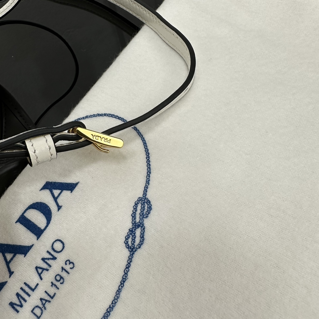 p710。[玫瑰]PRADA 新款专柜品质，顶级原单货/原厂皮，原厂五金、实物实拍，款号：1BA486迷你白色、进口油腊皮/尺寸：W23.5xH12xD9cm，[胜利][胜利][胜利]🎉🎉🎉